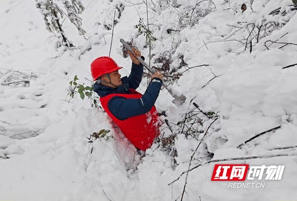 风雪无情人有情!国网湖南电力应战低温雨雪冰冻灾害“大考”(图2) 风雪无情人有情!国网湖南电力应战低温雨雪冰冻灾害“大考”(图2)
