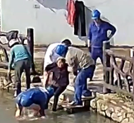 85岁老人落水电力工人飞奔下水救人 义举暖人心(图1)